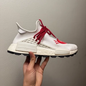 Adidas NMD x Pharrell humanrace - adidas NMD HU Pharrell Human Made White Red kommer i färgscheman vita och röda nyanser. Storlek 43. Original förpackning + extra snöre medföljer.  Väldigt fint skick som ni ser :)