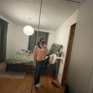 Rosa hoodie med dragkedja - Säljer en mysig rosa hoodie med dragkedja och broderad text på bröstet. Perfekt för en avslappnad stil. Hoodien har en normal passform och är tillverkad i ett mjukt material.