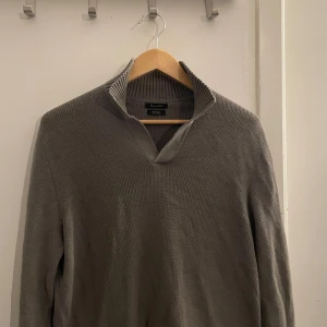 Fet tröja från Massimo Dutti - Säljer en stilren tröja från Massimo Dutti. Tröjan har en ribbad krage. Riktigt snygg och skön tröja.  Bara att skriva om ni undrar något, priset är inte hugget i sten!