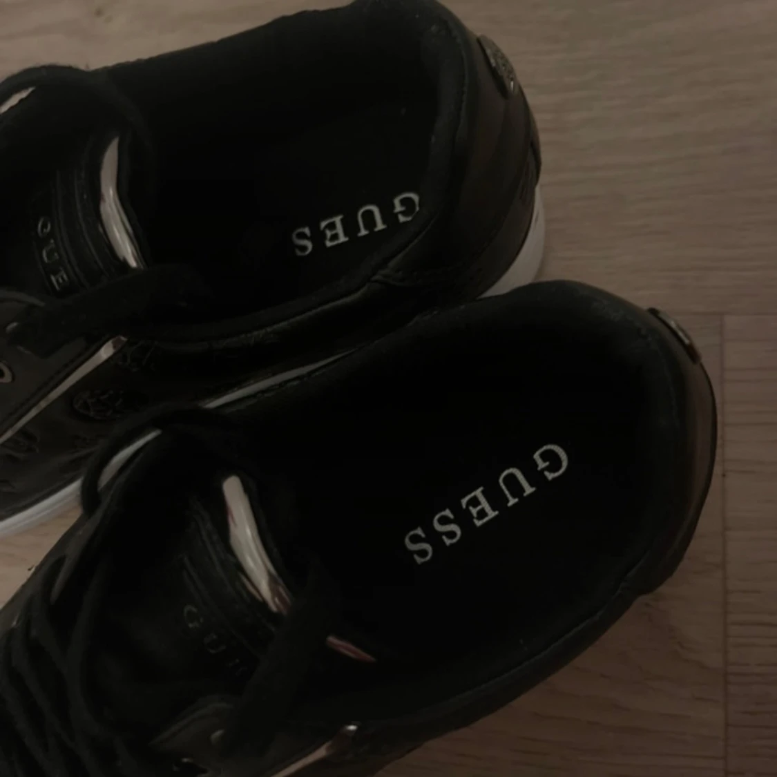 Svarta sneakers från Guess - 3