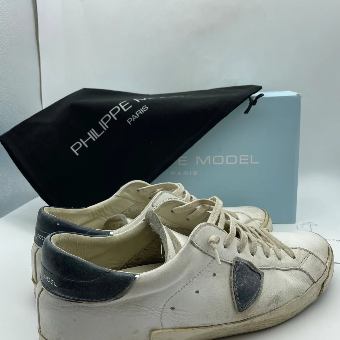 Vita sneakers från Philippe Model