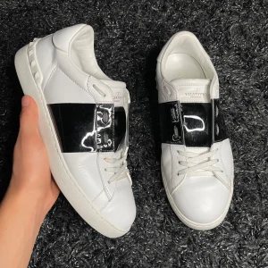 Valentino Open skor - Säljer nu ett par sjuka snygga Valentino opens! Skicket är riktigt bra, minimal användning. Tillbehör medföljer ej. Priset är inte hugget i sten☺️ Hör gärna av er om ni har fler frågor!