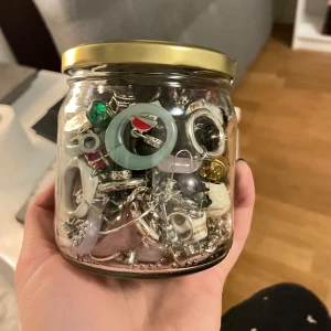 Mystery jewellery jar - Burk med blandade smycken, halsband, örhängen, ringar, armband, m.m. Det mesta är helt och fint, vissa saker kan ha skavanker därav det låga priset för så många smycken. Lite högre frakt eftersom att burken väger en del🫶🏻