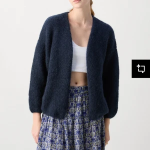 Mörkblå stickad kofta från Lindex  - Säljer en mysig mörkblå stickad kofta från Lindex strl m det är en dubbelstorlek men har själv xs/s och tycker den sitter fint på 💓skriv för bilder vid snabbt köp priset diskuteras 