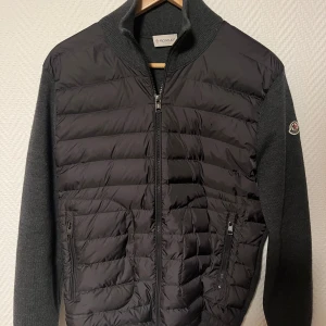 Moncler Cardigan Grå - Säljer nu min Moncler Cardigan då den blivit lite liten för mig. Perfekt till våren och sommarkvällar. Skick 9/10 Storlek M. Köpt på Storeenda. Kan gå ner i pris vid snabb affär. Köparen står för frakten. Bara att höra av er vid funderingar! 