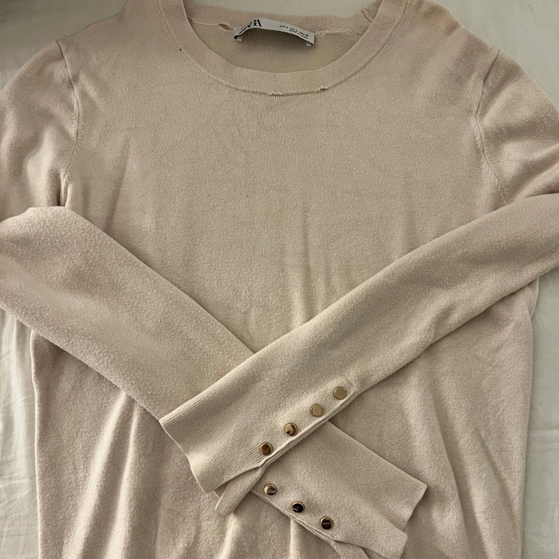 Beige tröja från Zara med guldknappar - 2