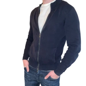 Massimo Dutti helzip - Stilren helzip kofta ifrån Massimo Dutti. Pefekt till vintern för en stilren look.