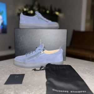 Giuseppe Zanotti skor - Riktigt fräscha och Snygga blå sneakers i mocka från Giuseppe Zanotti. Köpta från deras hemsida, dvs att allt og tillkommer! Kvitto, box, dustbags, certifikat mm✅ Dom är knappt använda, 10/10 skick. Storlek 42, men passar även 43. Hör av dig för fler bilder eller andra funderingar!