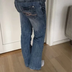 Lågmidjade jeans - Säljer dessa superfina lågmidjade jeans då dem inte används. Dem är i bra skick med snygga detaljer. Hör gärna av er vid frågor om mått eller fler bilder🤗💕priset kan diskuteras 💕(bilderna är lånade från förra säljaren)