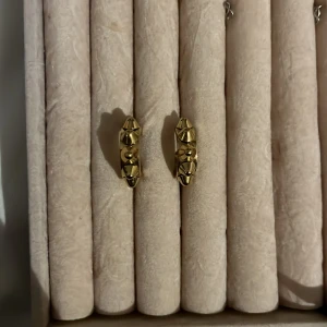 Edblad Guldörhängen med nitar  - Nästan aldrig  använda, nypris 400kr. Dem heter peak creoles s gold!❤️😁 pris kan diskuteras 