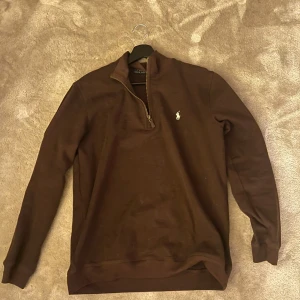 Brun Ralph Lauren Half Zip - Tja! Säljer en tvärfet Half-zip tröja från Ralph Lauren. Skick 9/10, nypris ca 1200🍾 Hör av er vid frågor å funderingar 👍