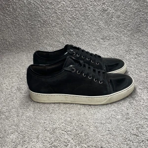 Lanvin skor - Lanvin Cap Toe skor i extremt bra skick 9,5/10. Storlek UK8 vilket motsvarar 42, sitter större passar 43. Endast skorna ingår. Hör av dig vid frågor eller funderingar!