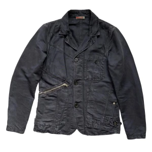 Svart jacka från Prada - Säljer min vintage Prada jacka från 2001-2004. Sällsynt framförallt i sånt här skick. Pris kan diskuteras 