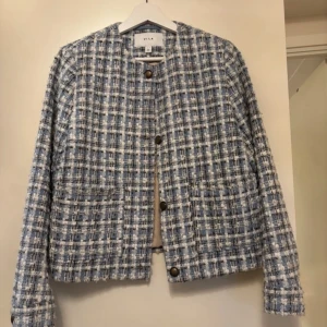 Tweed jacka/kofta - Superfin old money stil. Ny utan prislapp, kom aldrig till användning. Pris kan diskuteras vid snabb affär