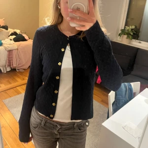 Marin blå kofta med guldknappar - Säljer min mörkblåa kofta, super fin, har knappt täcken på användning då jag inte använt den så mycket🩷priset är diskuterbart 