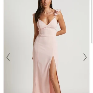 Rosa balklänning  - Säljer nu min fina klänning jag använt en gång till balen förra året. Inga defekter osv, köptes för runt 1000kr men säljer nu för 500 💕sitter som både XS och S då man kan knyta fint i ryggen. Den är uppsydd hos en skräddare 