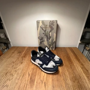 Valentino Rockrunners - Asfeta Valentino rockrunners i nästintill nyskick. Dom är i storlek 43 men passar 44 också.                   (Priset är diskuterbart).                                         Hör av er om ni har frågor:)