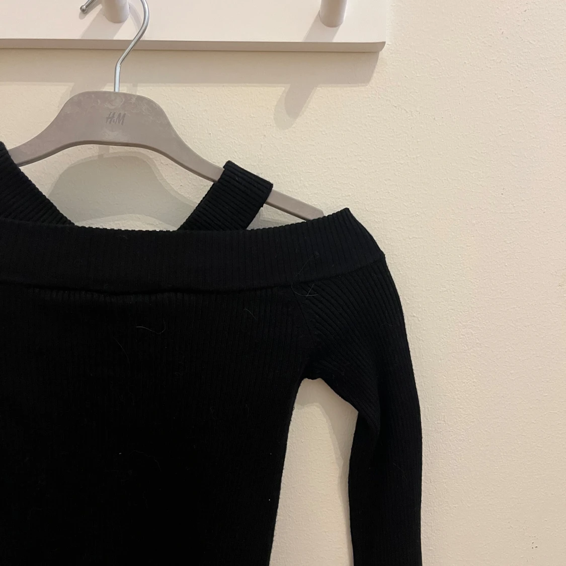 Svart unik tröja med cut out - 2