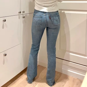 Lågmidjade bootcut Levis jeans - Lågmidjade bootcut jeans från Levis i storlek 24. Modellen är 715 bootcut🥰 Midjemåttet är 33, Innerbenslängden 78. Klippta nertill men passar mig som är 165🤗🥰