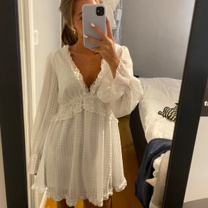 Vit klänning med volangdetaljer  - Så söt sommar klänning med öppen rygg🫶🏻 från Dennis Maglic