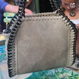 Fejk Stella mccartney väska - Köpte på Plick då ja trodde den va äkta men blev scammad, aldrig använd😅