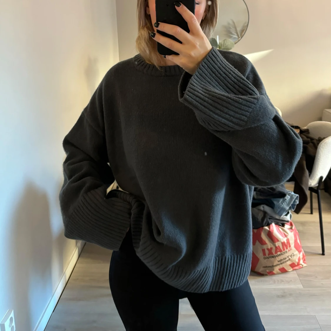 Mörkgrå stickad kaschmir tröja