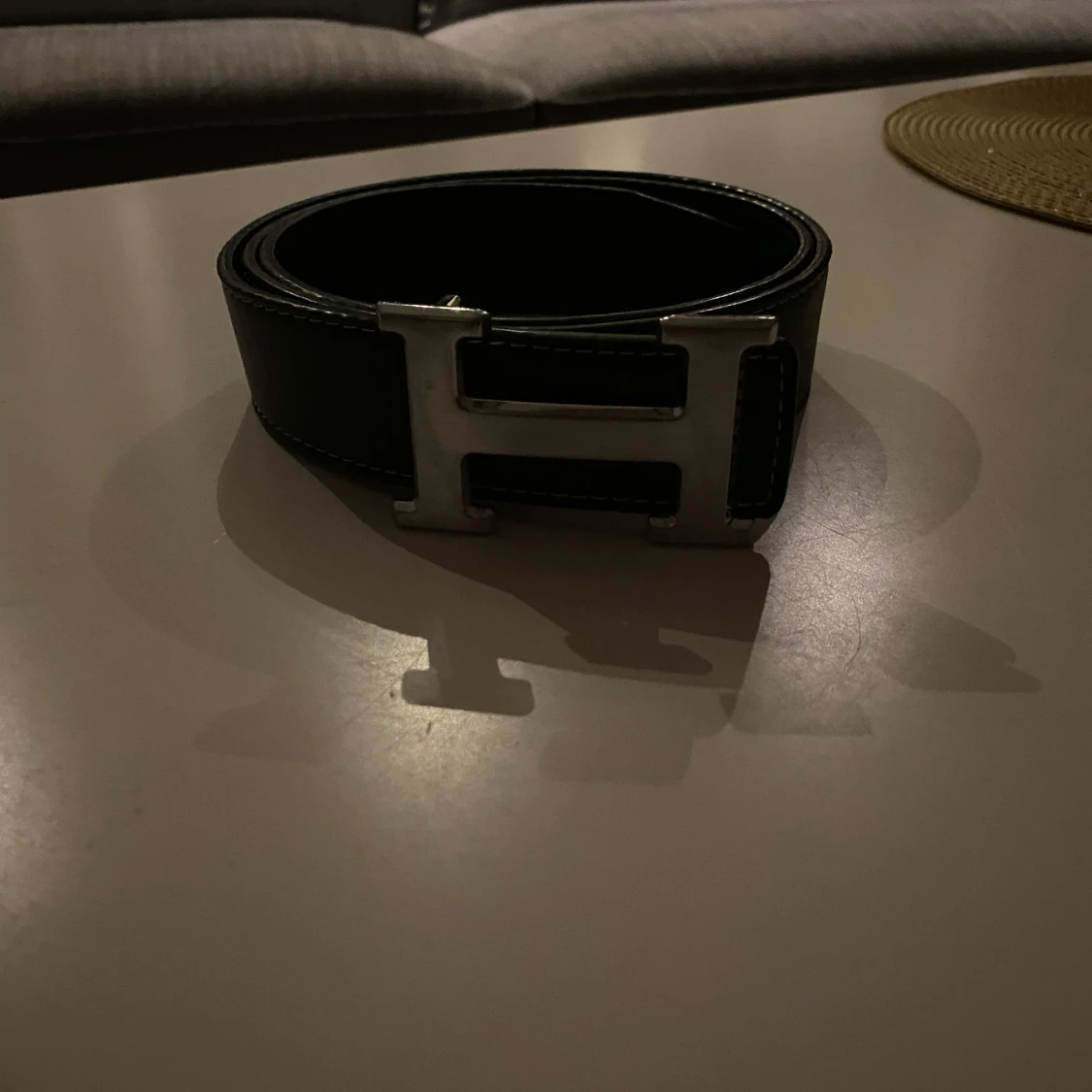 Svart bälte med silverfärgat spänne