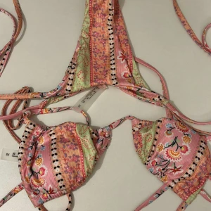 bikini  - en rosa mönstrad bikini från shein sitter super bra skulle säga att den är lite mindre i kupan (runt a-b) själv har jag b-c och för mig funkar den galant 