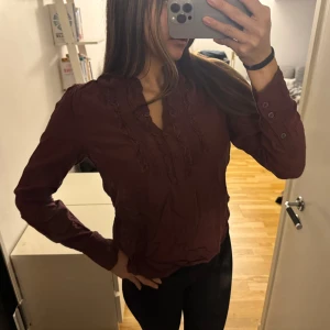En vinröd blus från Hilfiger Denim - En super fin blus från Hilfigher denim i strl M men sitter perfekt på mig som vanligtvis bär S🩷