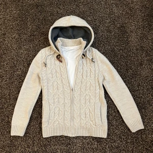 Stickad cardigan  - Riktigt fet stickad cardigan med fleece i luvan, extremt stilig och helt perfekt passform. Storlek S