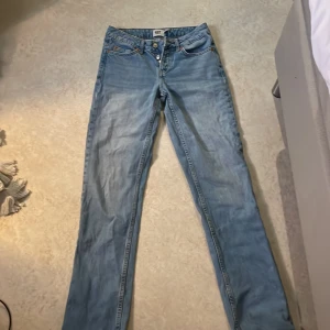 Blå jeans från 157 - Snygga blå jeans från 157 med knappgylf och klassiska 5 fick design. Perfekta för en avslappnad och still ren stil. De har en rak passform och är tillverkade i slitstarkt denim. 
