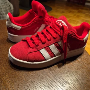 Adidas campus  - Jättefina,knappt använda Adidas Originals skor storlek 38,5 Röda CAMPUS 