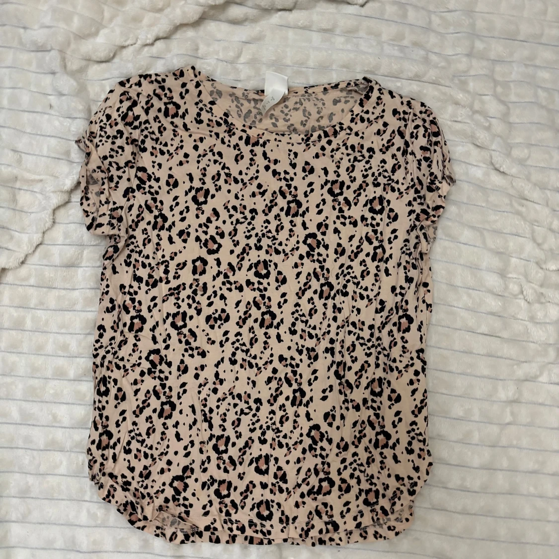 Beige leopardmönstrad topp