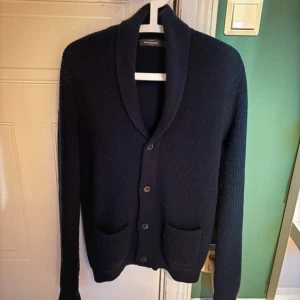 Blå Cardigan - Bra skick, passar bäst på dig runt 185.  skriv om du undrar nåt.
