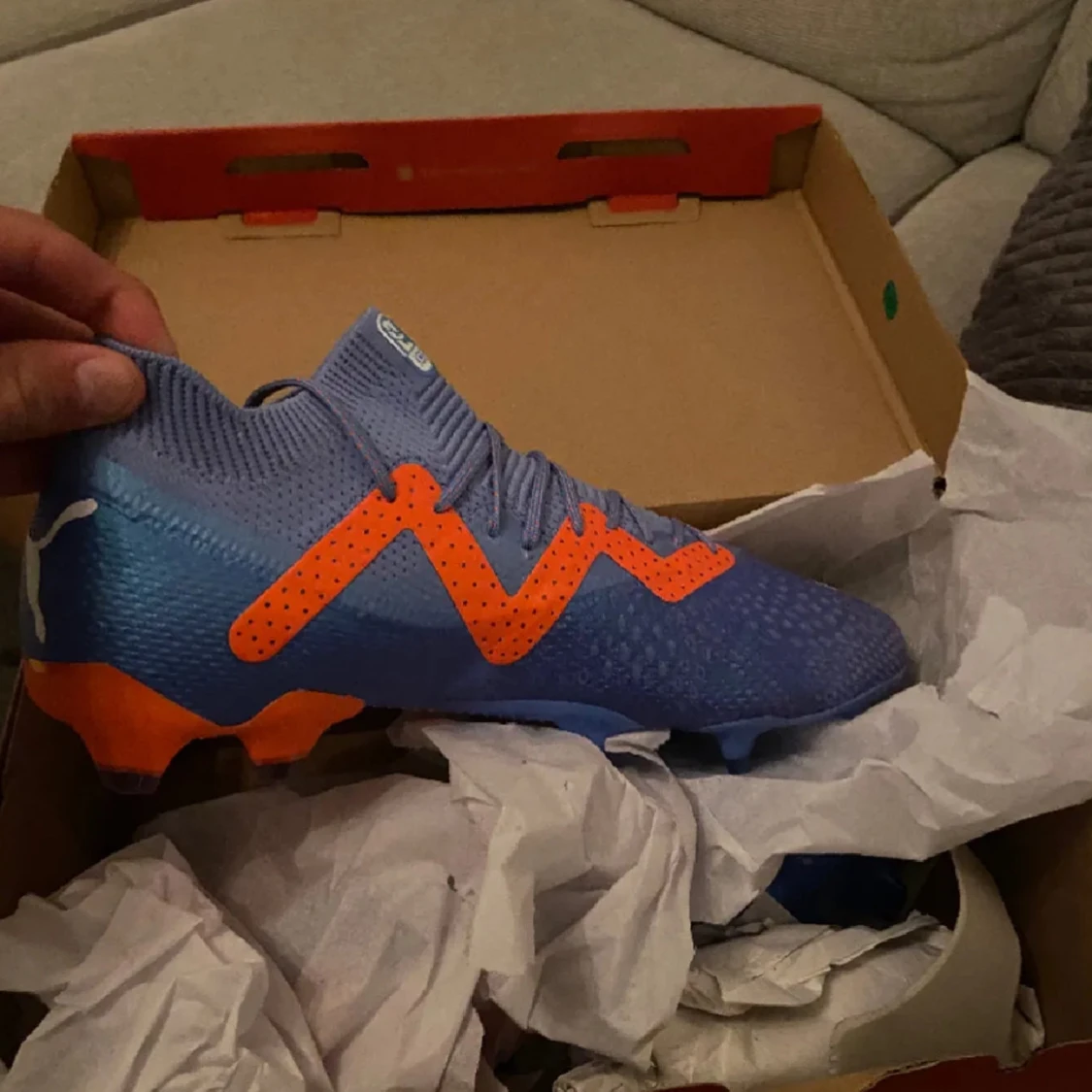 Blå och orange fotbollsskor från Puma - 1