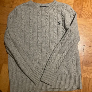 Grå stickad tröja från Polo Ralph Lauren - Säljer en stilren grå stickad tröja från Polo Ralph Lauren med klassiskt flätmönster. Storlek s. Skick 9/10. Bara skriva privat för fler bilder eller frågor 