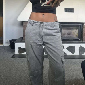 Grå cargobyxor - Snygga grå cargobyxor! Knappt använda❤️‍🔥