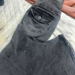 Bootcut jeans  - Svarta/ gråa bootcut jeans, använd en gång. Dom är från Nelly med märket Gina tricot. 😊 pris kan diskuteras! (Nypris 600kr)
