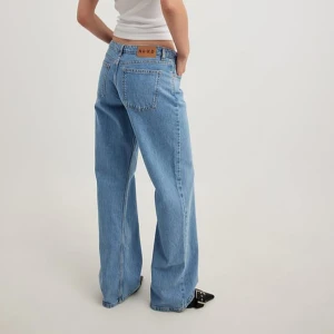 NA-KD lågmidjade jeans - Säljer dess populära lågmidjade  jeans från NA-KD i storlek 34. Använda få gånger men något slitna längst ned. Skriv privat för egna bilder! 