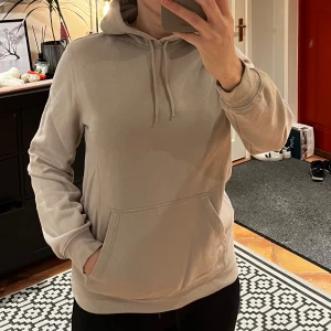 Beige hoodie från H&M - Säljer en beige hoodie från H&M i storlek S. Sparsamt använd.