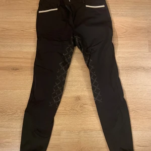 Svarta ridbyxor - Svarta ridbyxor, använda 1 gång! Stl 36