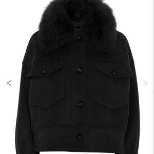 Meotine jacka - Säljer meotine jacka men den är från fur men exakt likadan förutom att knapparna har svart läder över sig. Lädret är lite slitet men märks inte så mycket. Priset är inte hugget i sten