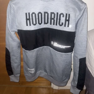 Hoodrich tröja  - Hoodrich tröja, storlek S. Ny pris 1000 kronor och finns inte längre att köpa i affär. Pris nu mera 600!