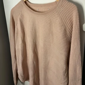 Rosa tunnare stickad  - Bra skick, super mysig tröja som är lite tunnare material💗