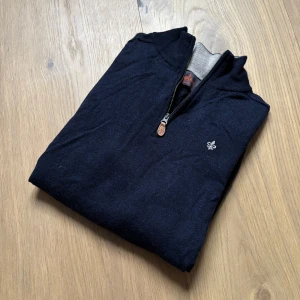 Mörkblå Half Zip från Morris - Tja! Säljer en skön mörkblå 100% merinoull Half zip från Morris. Storlek M men sitter mindre, typ S. Hör av dig vid frågor eller liknande✌️