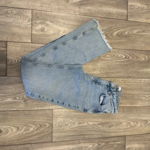 Jeans från Gina Tricot  - Säljer dessa full length flare jeans från Gina Tricot, använt ett fåtal gånger så i väldigt fint skick. Skriv privat för egna bilder, pris kan diskuteras!!💓🫶🏼