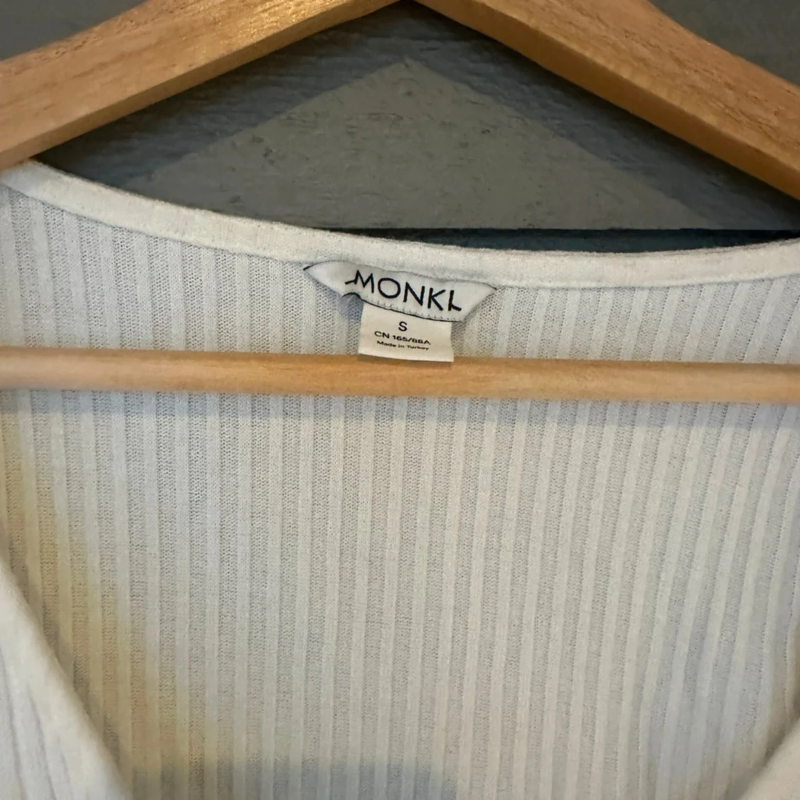 Vit ribbad omlottopp från Monki - 1