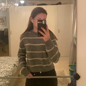 Grå randig tröja från H&M Divided - Säljer en grå tröja från H&M Divided med vita ränder. Storlek xs 