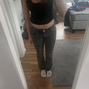 Urtvättad svarta bootcut jeans  - Jeansen är från Gina Young. Jag är 162 cm för referens. Knappfickor där bak. Lågmidjade 