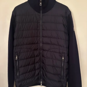 Moncler  - Moncler cardigan. Storleken S. Färg marinblå. Super fint skick 9/10. Pris 4590kr. 